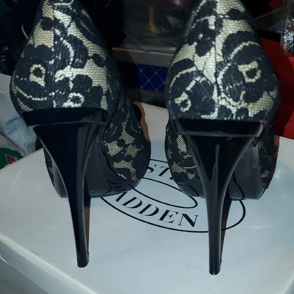 Elegant Black Lace Women's Heels - Picture 7 of 9